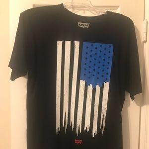 Black Levi’s T-shirt